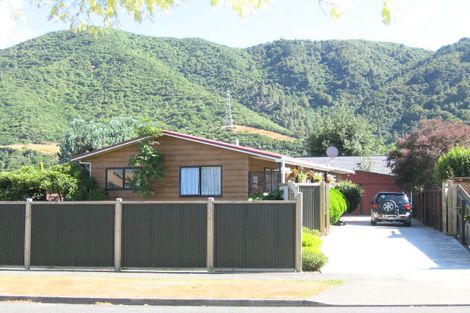 Photo of property in 3 Montana Road, Totara Park, Upper Hutt, 5018