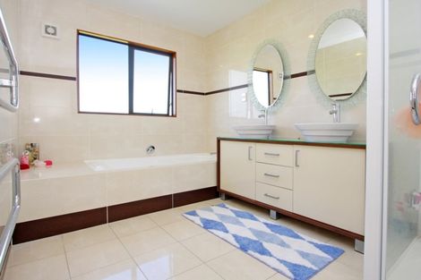 Photo of property in 27 Amberwood Drive, Northpark, Auckland, 2013