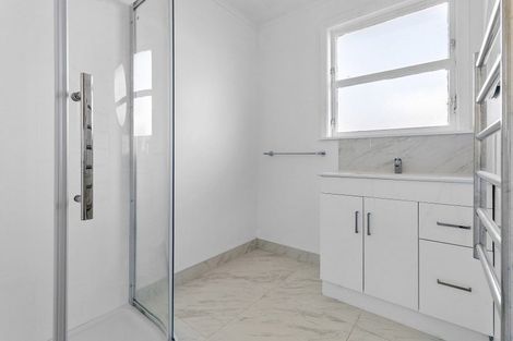 Photo of property in 3a Kinapori Terrace, Newlands, Wellington, 6037