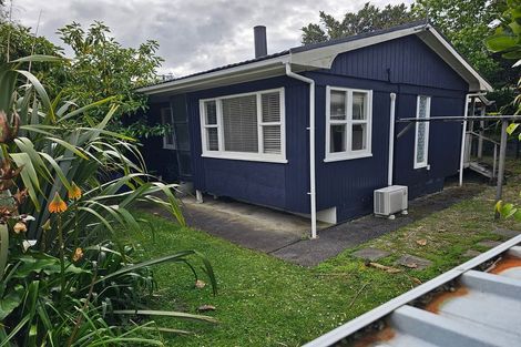 Photo of property in 2/2 Earl Road, Titirangi, Auckland, 0604