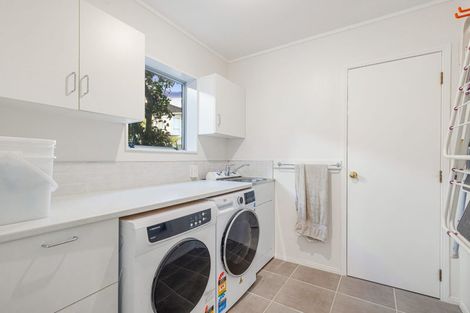 Photo of property in 1/11 Delisle Place, Windsor Park, Auckland, 0632