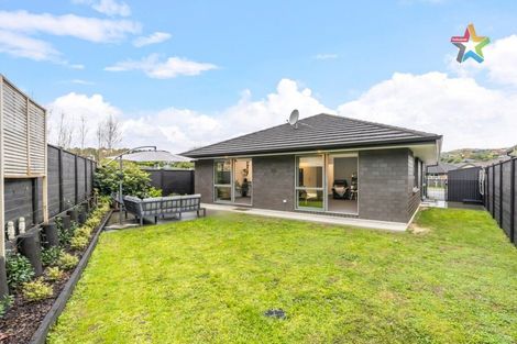 Photo of property in 2 Mooring Close, Whitby, Porirua, 5024