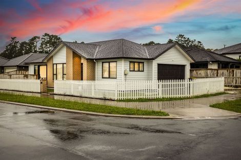 Photo of property in 37 Vinistra Road, Kumeu, 0810