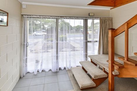 Photo of property in 28 Gibbons Road, Weymouth, Auckland, 2103