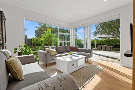 Photo of property in 52 Walton Street, Red Beach, 0932