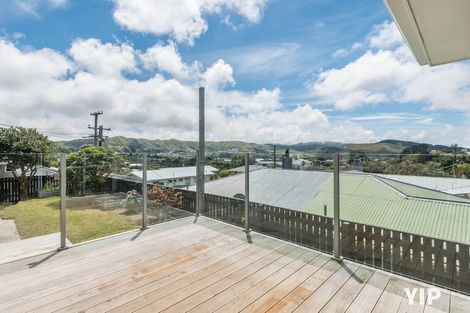 Photo of property in 5 Catherine Crescent, Paparangi, Wellington, 6037