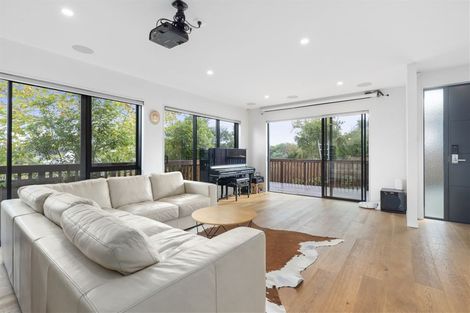 Photo of property in 2/8 Dallinghoe Crescent, Milford, Auckland, 0620