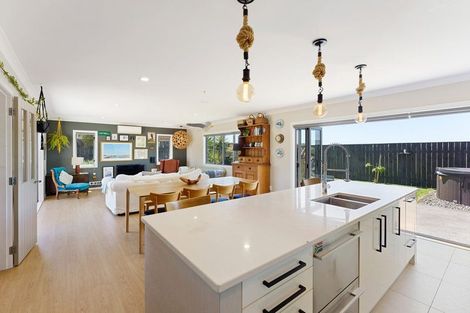 Photo of property in 35 Simpson Crescent, Raumati Beach, Paraparaumu, 5032