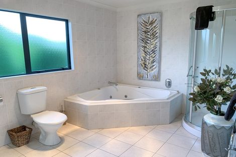 Photo of property in 106 Meadowland Drive, Somerville, Auckland, 2014