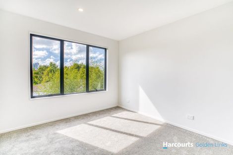 Photo of property in 3/4 Serjeant Street, Henderson, Auckland, 0612