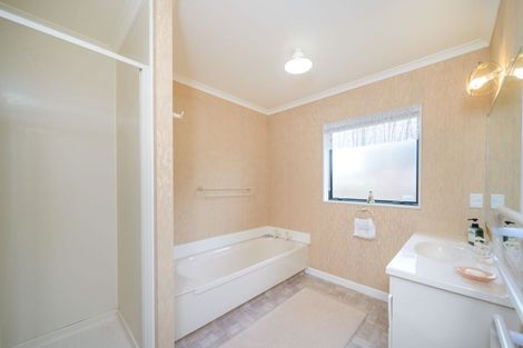 Photo of property in 27 Rosebank Avenue, Kelvin Grove, Palmerston North, 4414