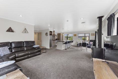 Photo of property in 5 Ronald Scott Grove, Riverstone Terraces, Upper Hutt, 5018