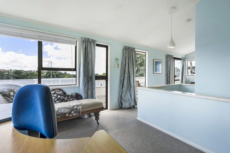 Photo of property in 2/76 Wairoa Road, Narrow Neck, Auckland, 0624