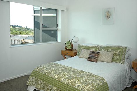 Photo of property in 7c Cheyne Walk, Newlands, Wellington, 6037