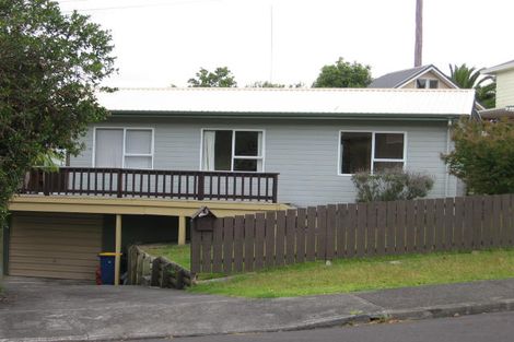 Photo of property in 2/64 Totaravale Drive, Totara Vale, Auckland, 0629