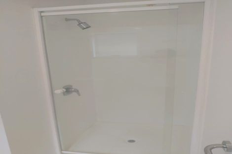 Photo of property in 2d/20 Ian Marwick Place, Birkenhead, Auckland, 0626