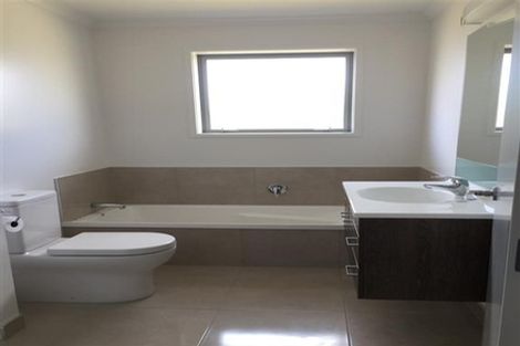 Photo of property in 92 Barbados Way, One Tree Point, 0118