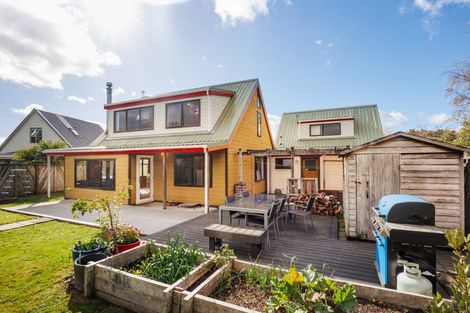 Photo of property in 21 Heathcote Place, Fitzherbert, Palmerston North, 4410