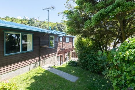 Photo of property in 72 Churton Drive, Churton Park, Wellington, 6037