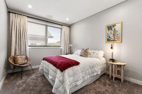 Photo of property in 15 Wrybill Way, Point Wells, 0986