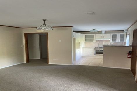 Photo of property in 8 Kirkdale Place, Northcross, Auckland, 0632