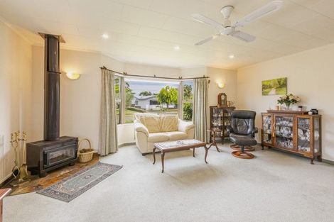 Photo of property in 9 Deakin Place, Clive, 4102