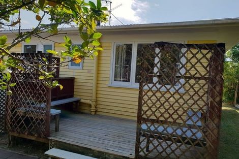 Photo of property in 2/9 Lex Avenue, Green Bay, Auckland, 0604