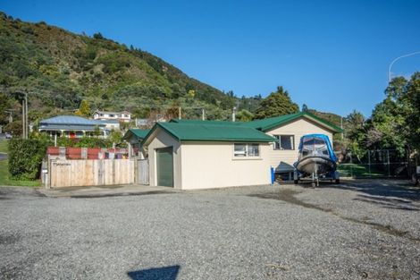 Photo of property in 52 Wairau Road, Picton, 7220