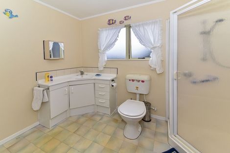 Photo of property in 28 Gibbons Road, Weymouth, Auckland, 2103