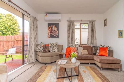 Photo of property in 2/4 Tyndrum Place, Highland Park, Auckland, 2010