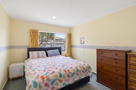 Photo of property in 74 Guildford Drive, Paraparaumu, 5032