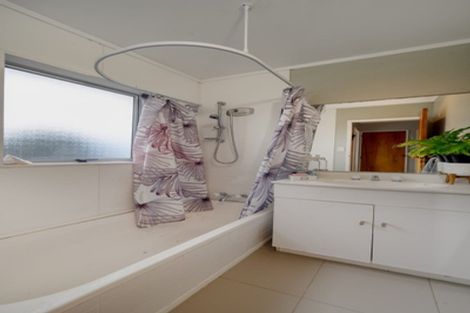 Photo of property in 2/114 Bradbury Road, Botany Downs, Auckland, 2010