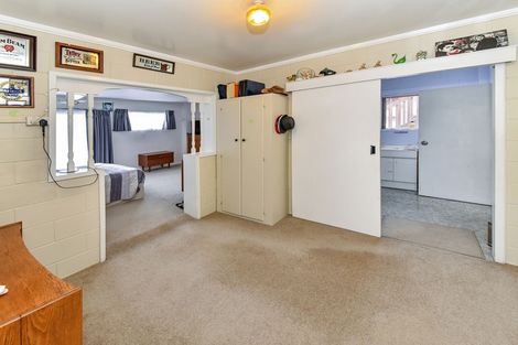 Photo of property in 28 Gibbons Road, Weymouth, Auckland, 2103