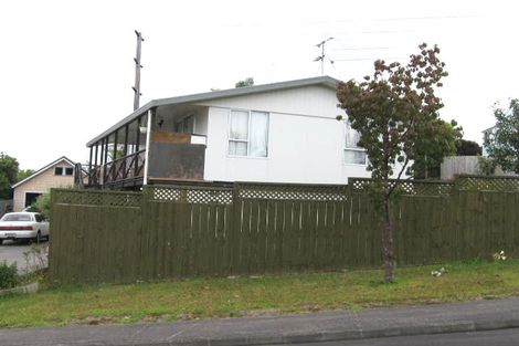Photo of property in 1/68 Totaravale Drive, Totara Vale, Auckland, 0629