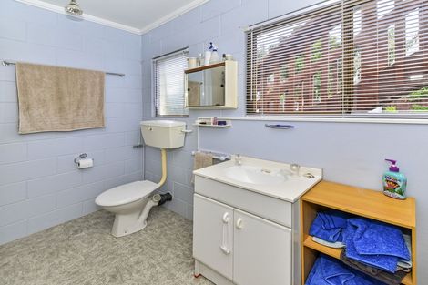 Photo of property in 28 Gibbons Road, Weymouth, Auckland, 2103