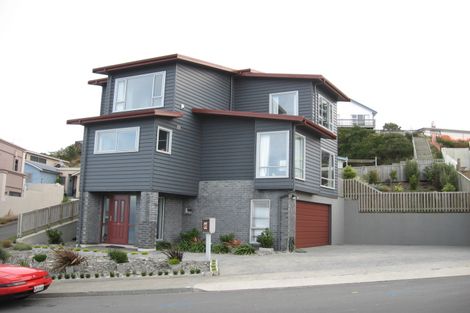 Photo of property in 10 Dress Circle, Newlands, Wellington, 6037