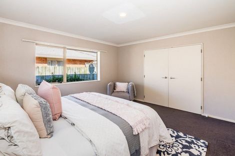 Photo of property in 17 Balmerino Grove, Waikanae, 5036