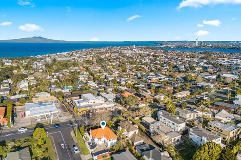 Photo of property in 1/150 East Coast Road, Forrest Hill, Auckland, 0620