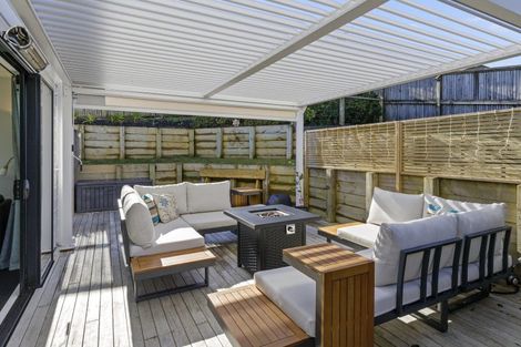 Photo of property in 32 Lanyon Place, Whitby, Porirua, 5024