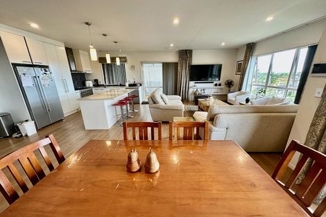 Photo of property in 16 San Casello Rise, Henderson, Auckland, 0612