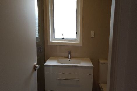 Photo of property in 21 Normanton Street, Glenfield, Auckland, 0629