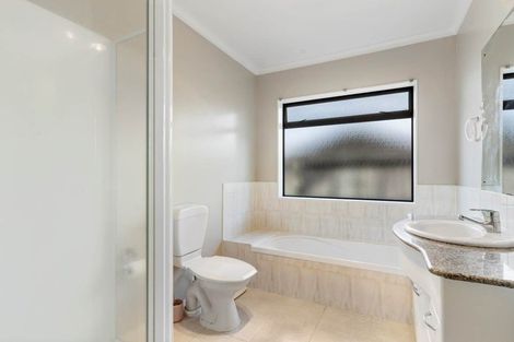 Photo of property in 90 Buscomb Avenue, Henderson, Auckland, 0610