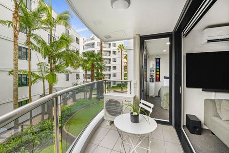 Photo of property in 1e/175 Hurstmere Road, Takapuna, Auckland, 0622