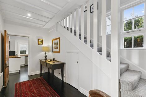 Photo of property in 39 Fairview Crescent, Kelburn, Wellington, 6012