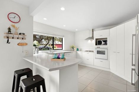 Photo of property in 11 Lochend Place, Highland Park, Auckland, 2010