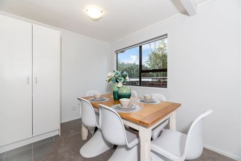 Photo of property in 27 Larissa Avenue, Henderson, Auckland, 0610
