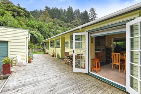 Photo of property in 136 Pinehaven Road, Pinehaven, Upper Hutt, 5019