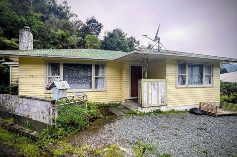 Photo of property in 32 Shackleton Grove, Stokes Valley, Lower Hutt, 5019