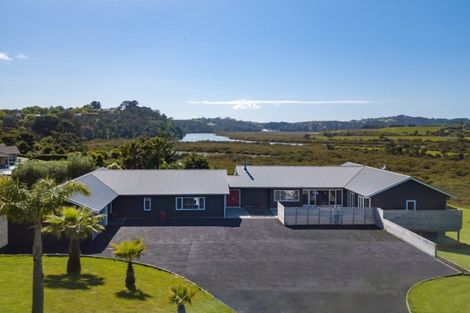 Photo of property in 87 Whangaparaoa Road, Red Beach, 0932