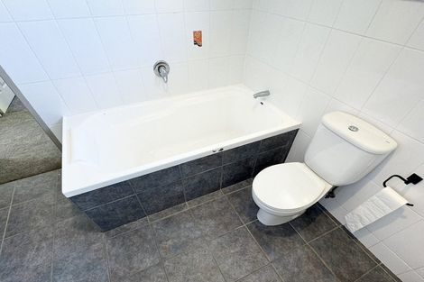 Photo of property in 92 Bond Crescent, Forrest Hill, Auckland, 0620